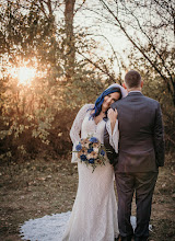 Wedding photographer Lois Mckenzie. Photo of 23.09.2024
