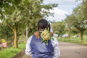 Bröllopsfotografer Esckodata Amon Mbaaga. Foto av 24.11.2019