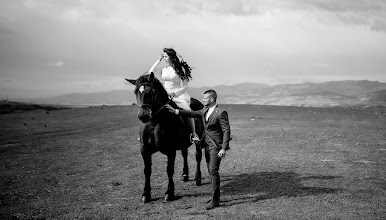Wedding photographer Claudiu Mercurean. Photo of 14.10.2025