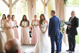 Wedding photographer Laurie Cadman. Photo of 23.05.2019