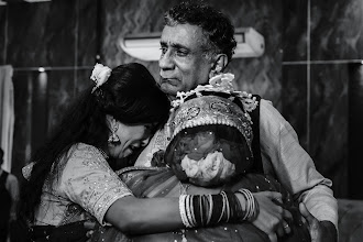 Wedding photographer Momo Chakraborty. Photo of 25.03.2025