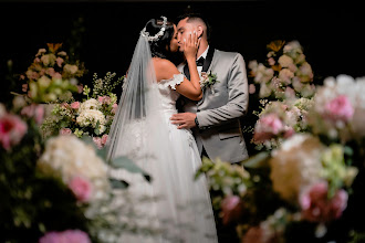 Wedding photographer Yernef Juan Felipe Morales. Photo of 08.10.2025