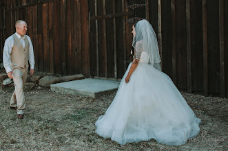 Wedding photographer Tara Bridgestock. Photo of 10.03.2020