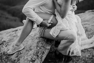 Fotograful de nuntă Christina Elmore. Fotografie la: 05.04.2024
